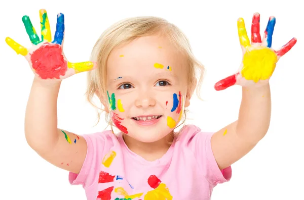 Porträtt av en söt liten flicka som leker med färger — Stockfoto