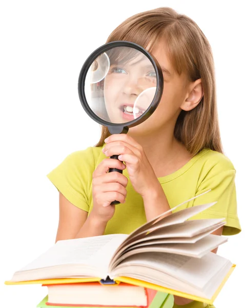 Niña está leyendo libro — Foto de Stock