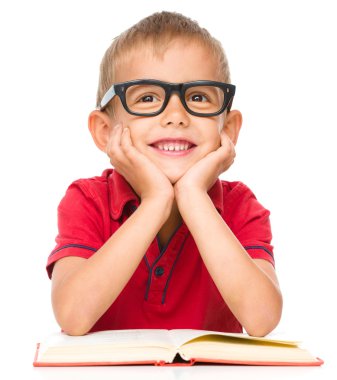 küçük çocuk bir kitap okuma