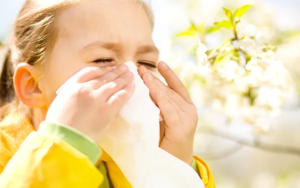 Little girl is blowing her nose — Stock Photo, Image