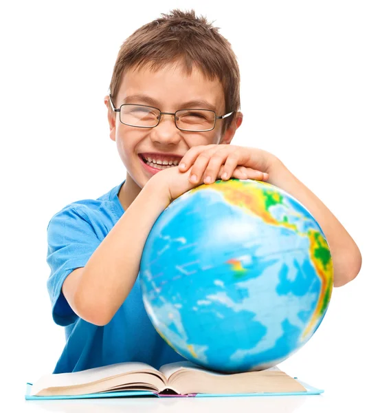 Le petit garçon examine le globe — Photo