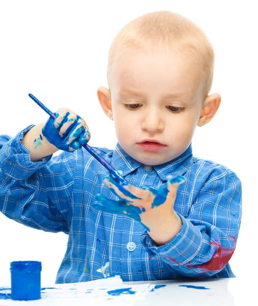 Kleiner Junge spielt mit Farben — Stockfoto