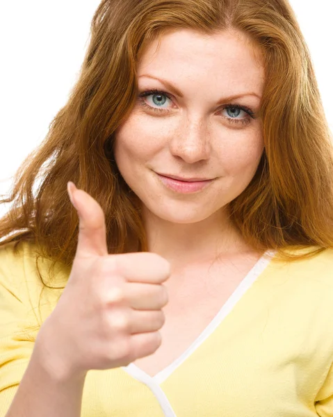 Mujer está mostrando el pulgar hacia arriba gesto — Foto de Stock