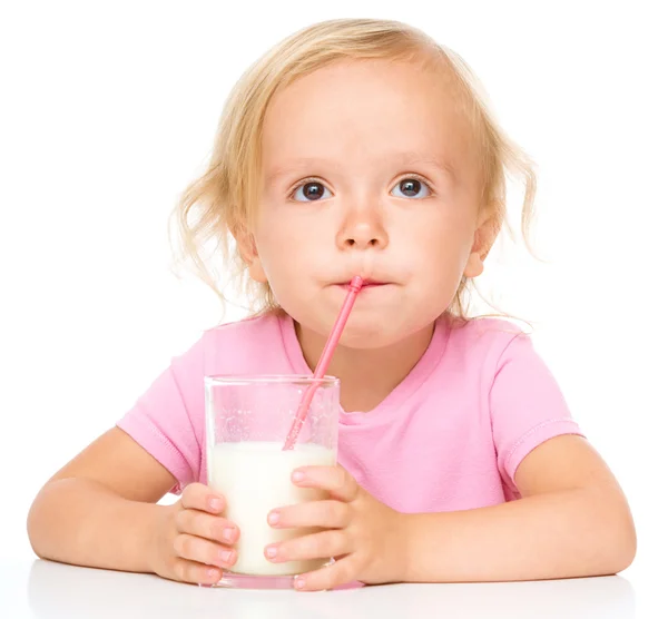 Χαριτωμένο μικρό κορίτσι με ένα ποτήρι γάλα — Φωτογραφία Αρχείου