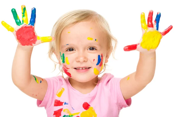 Retrato de uma menina bonita brincando com tintas — Fotografia de Stock