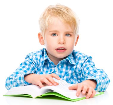 kitap ile küçük çocuk oyun