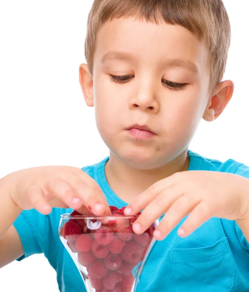 Kleiner Junge mit Himbeeren — Stockfoto