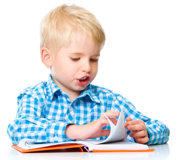 Bambino piccolo gioca con il libro — Foto Stock