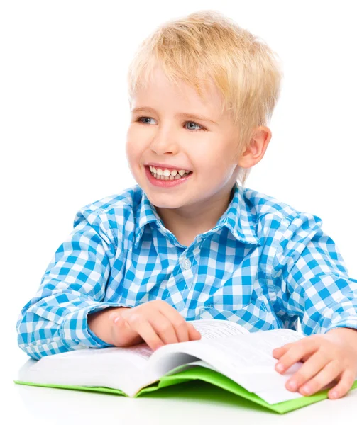 Kleines Kind spielt mit Buch — Stockfoto
