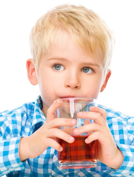 Liten pojke med glas Körsbärssaft — Stockfoto