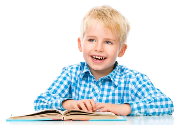 Niño pequeño jugar con el libro — Foto de Stock