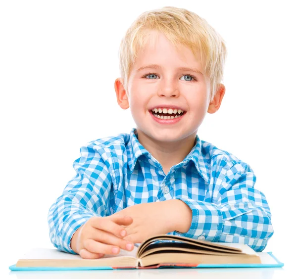 Niño pequeño jugar con el libro — Foto de Stock