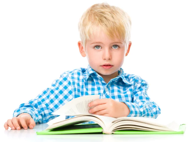 Bambino piccolo gioca con il libro — Foto Stock