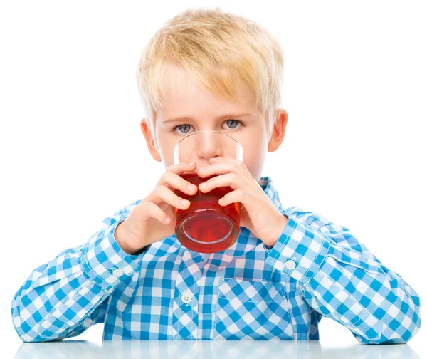 Niño pequeño con vaso de jugo de cereza — Foto de Stock