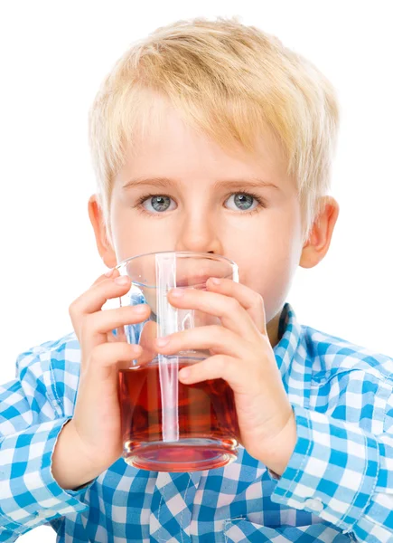 Niño pequeño con vaso de jugo de cereza — Foto de Stock