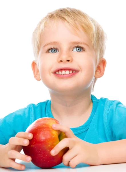 Porträt eines süßen kleinen Jungen mit rotem Apfel — Stockfoto