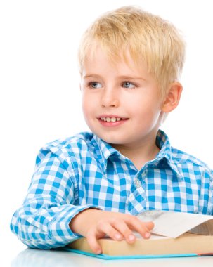 kitap ile küçük çocuk oyun