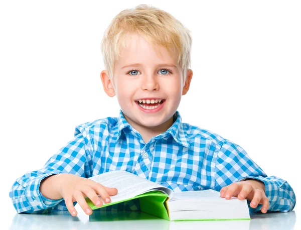 Niño pequeño jugar con el libro —  Fotos de Stock