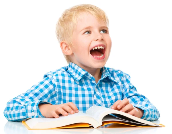 Petit enfant jouer avec le livre — Photo