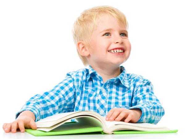 Liten barn lek med bok — Stockfoto