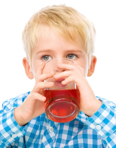 Mały chłopiec z szklanką soku wiśniowego — Zdjęcie stockowe