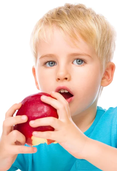 Porträtt av en söt liten pojke med rött äpple — Stockfoto