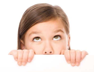 küçük kız Pano üzerinden arıyor