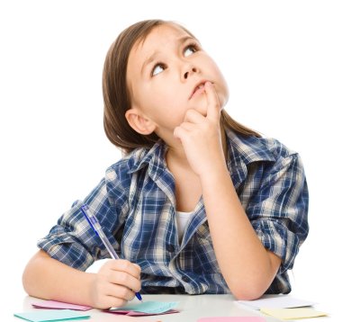 Kız renk çıkartmaları kalem kullanarak yazma