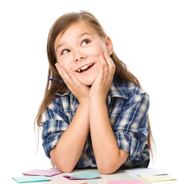 Ragazza sta scrivendo su adesivi a colori utilizzando penna — Foto Stock