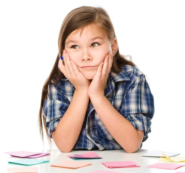 Kız renk çıkartmaları kalem kullanarak yazma