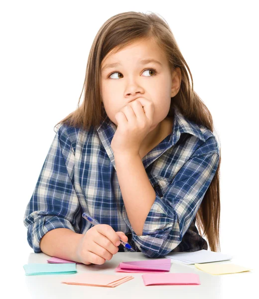 Mädchen schreibt mit Stift auf Farbaufkleber — Stockfoto