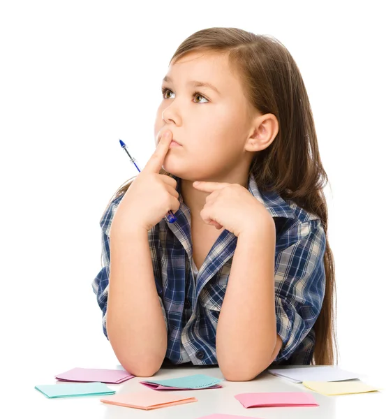 Ragazza sta scrivendo su adesivi a colori utilizzando penna — Foto Stock