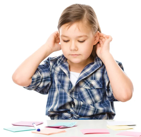 Mädchen schreibt mit Stift auf Farbaufkleber — Stockfoto