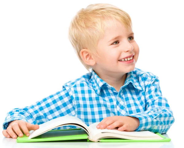 Niño pequeño jugar con el libro — Foto de Stock