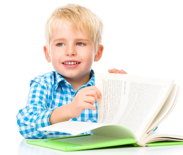 Bambino piccolo gioca con il libro — Foto Stock