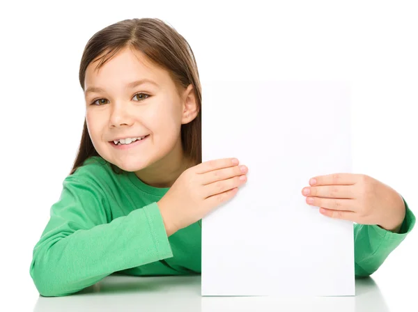 Klein meisje is leeg bord op zoek uit — Stockfoto