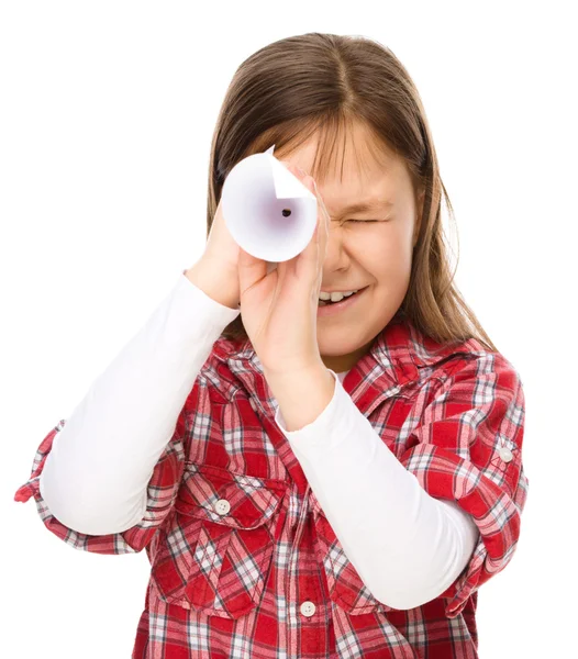 Menina bonito está olhando através de spyglass — Fotografia de Stock