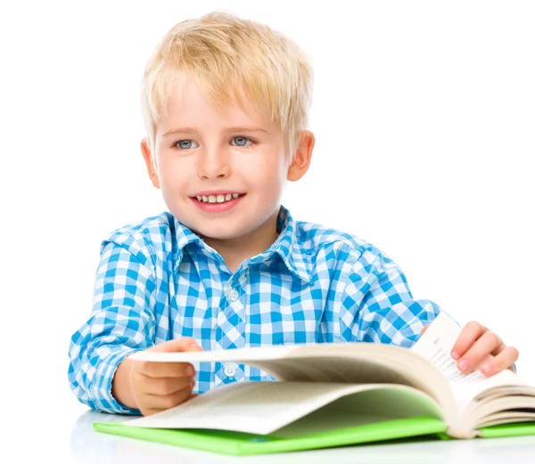 Bambino piccolo gioca con il libro — Foto Stock