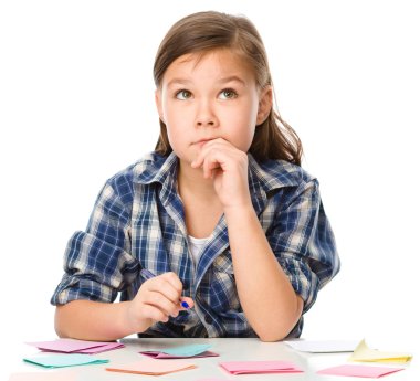 Kız renk çıkartmaları kalem kullanarak yazma