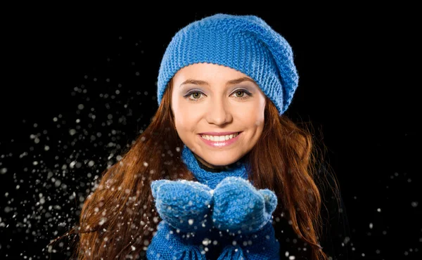 Giovane donna felice sotto nevicata — Foto Stock