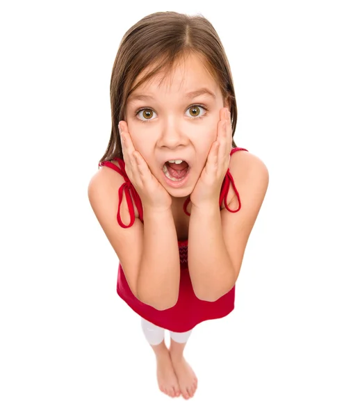 Klein meisje houdt haar gezicht in verbazing — Stockfoto