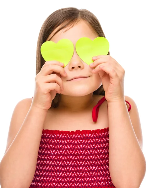 Niña sostiene corazones sobre sus ojos —  Fotos de Stock