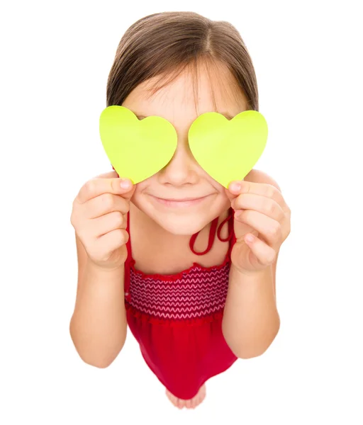 Dziewczynka trzyma serca na jej oczach — Zdjęcie stockowe