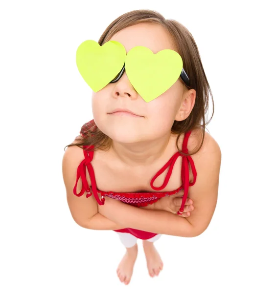 Menina está segurando corações sobre seus olhos — Fotografia de Stock