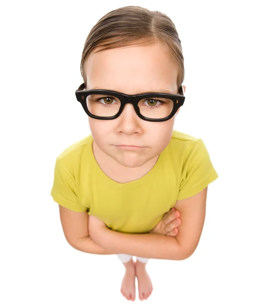Porträtt av en liten flicka som bär glasögon — Stockfoto