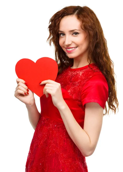 Mujer joven sosteniendo el corazón rojo — Foto de Stock