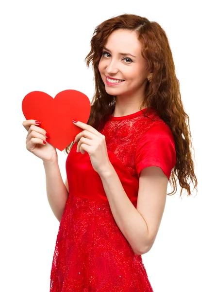 Молодая женщина с красным сердцем — стоковое фото