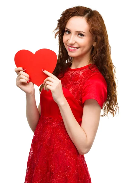 Mujer joven sosteniendo el corazón rojo — Foto de Stock