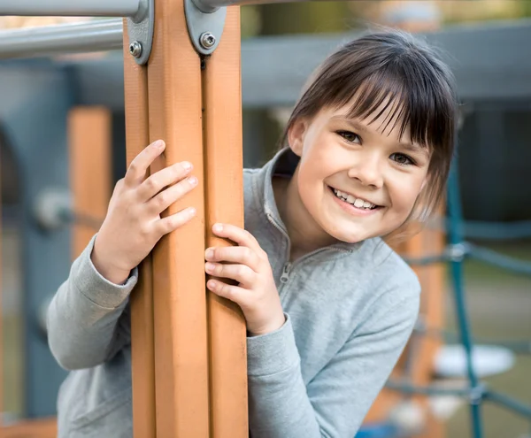 Schattig klein meisje speelt in Speeltuin — Stockfoto