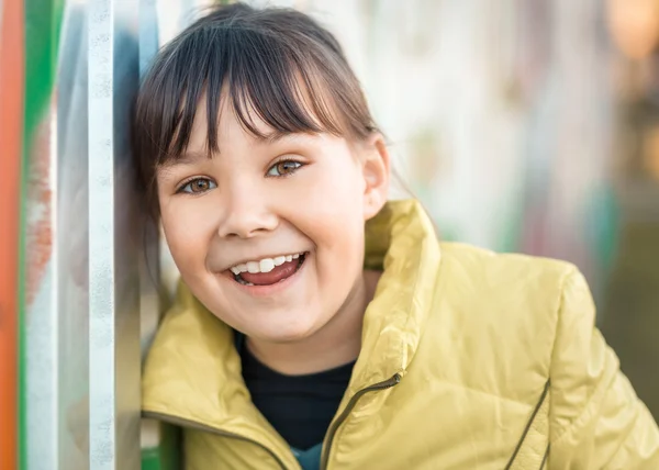 Porträt eines Mädchens, das sich an die Wand lehnt — Stockfoto